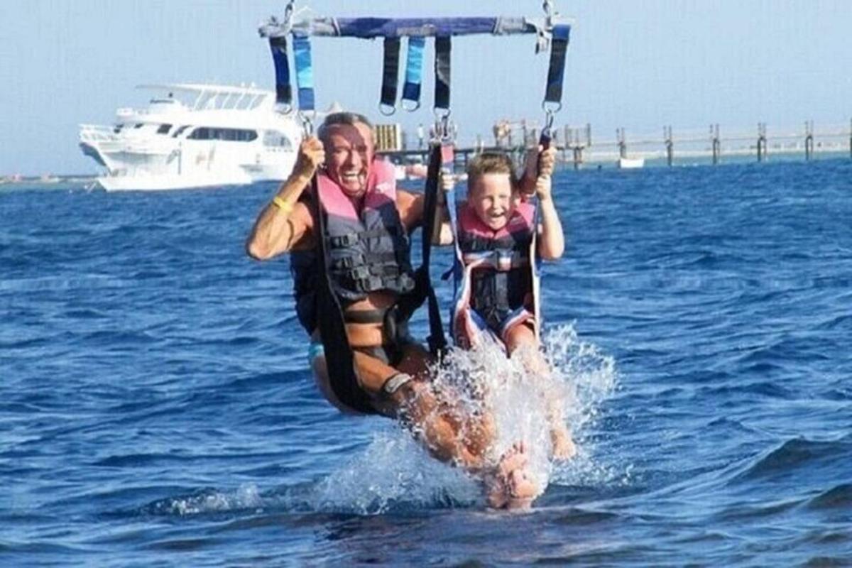 dos personas en un barco en el agua