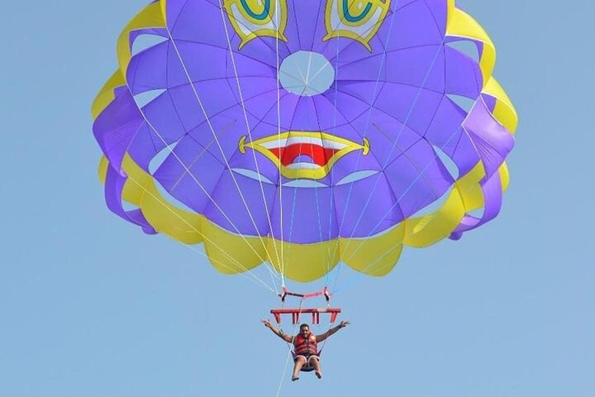 Una persona está colgando de un paracaídas morado.