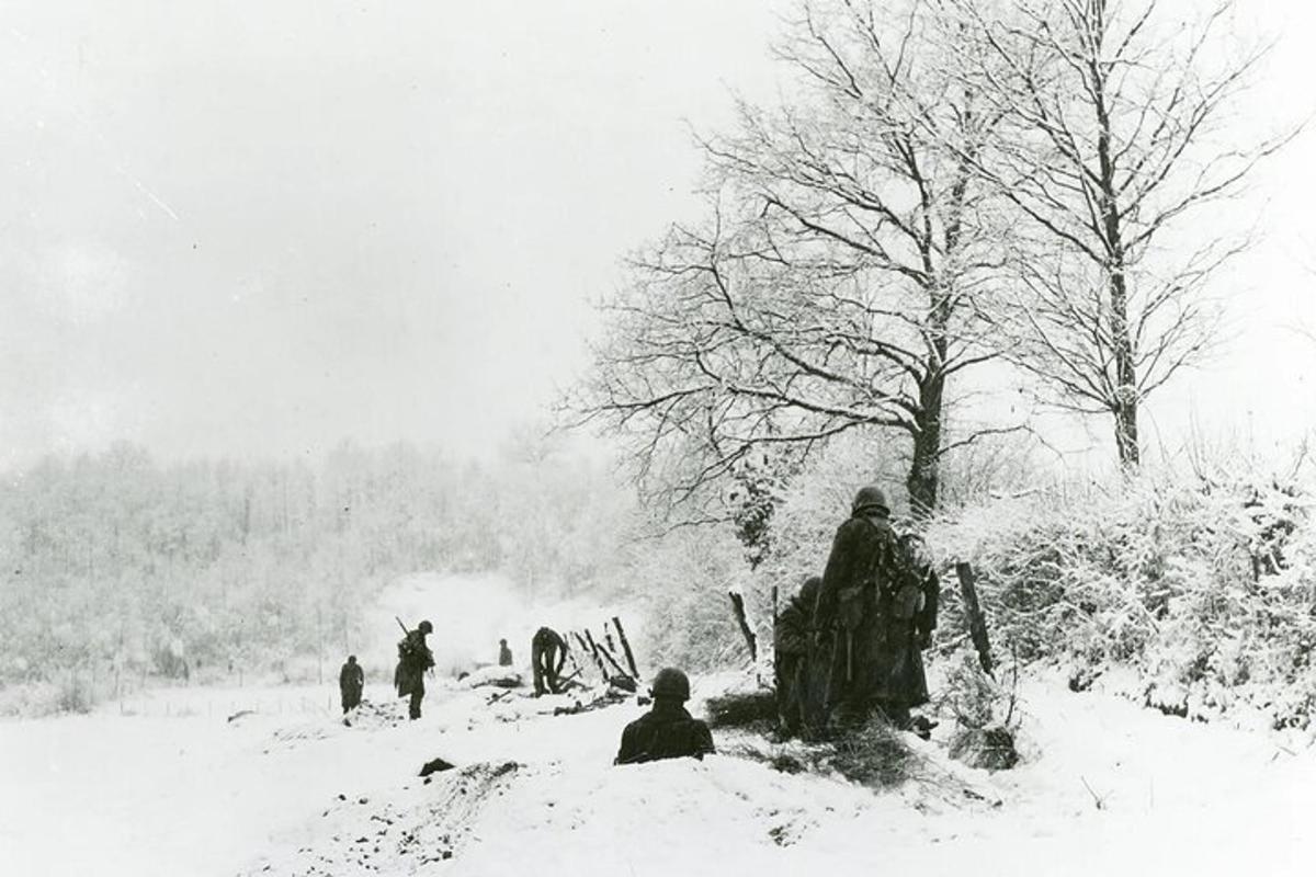 一张雪中人物的黑白照片