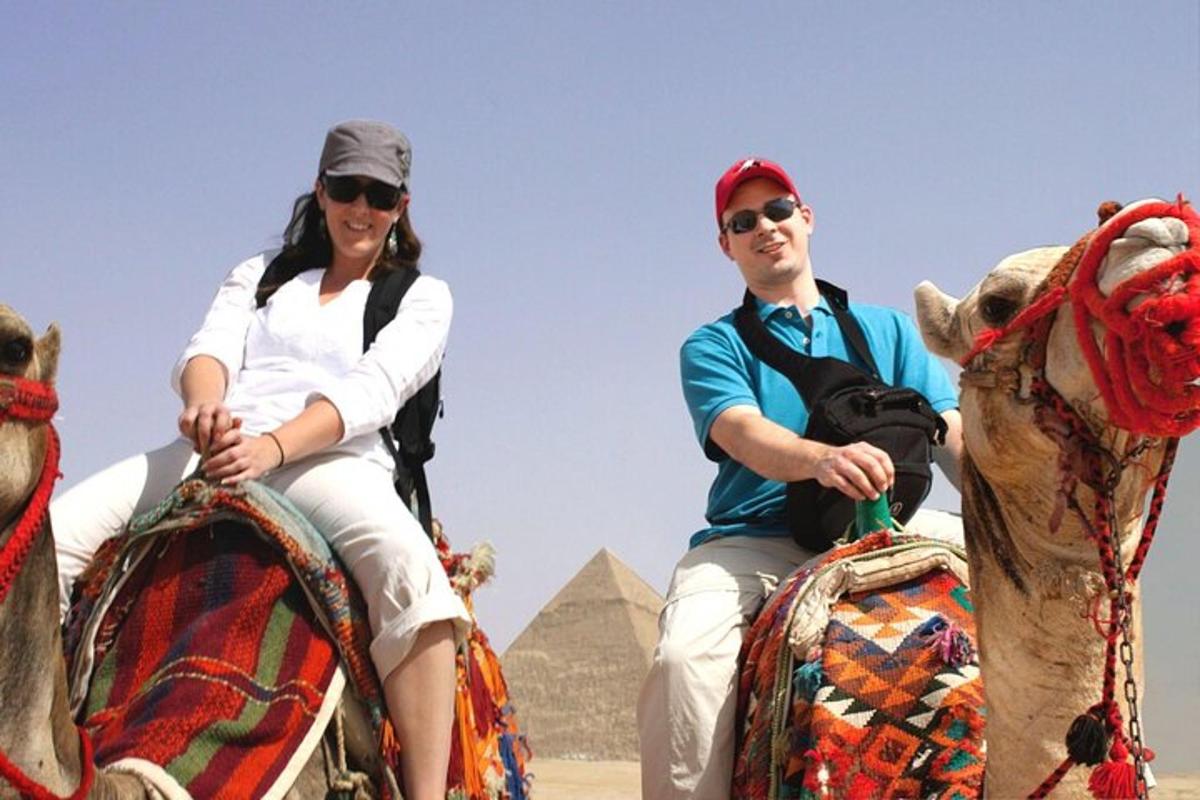 en man och en kvinna som rider på pyramidernas ryggar