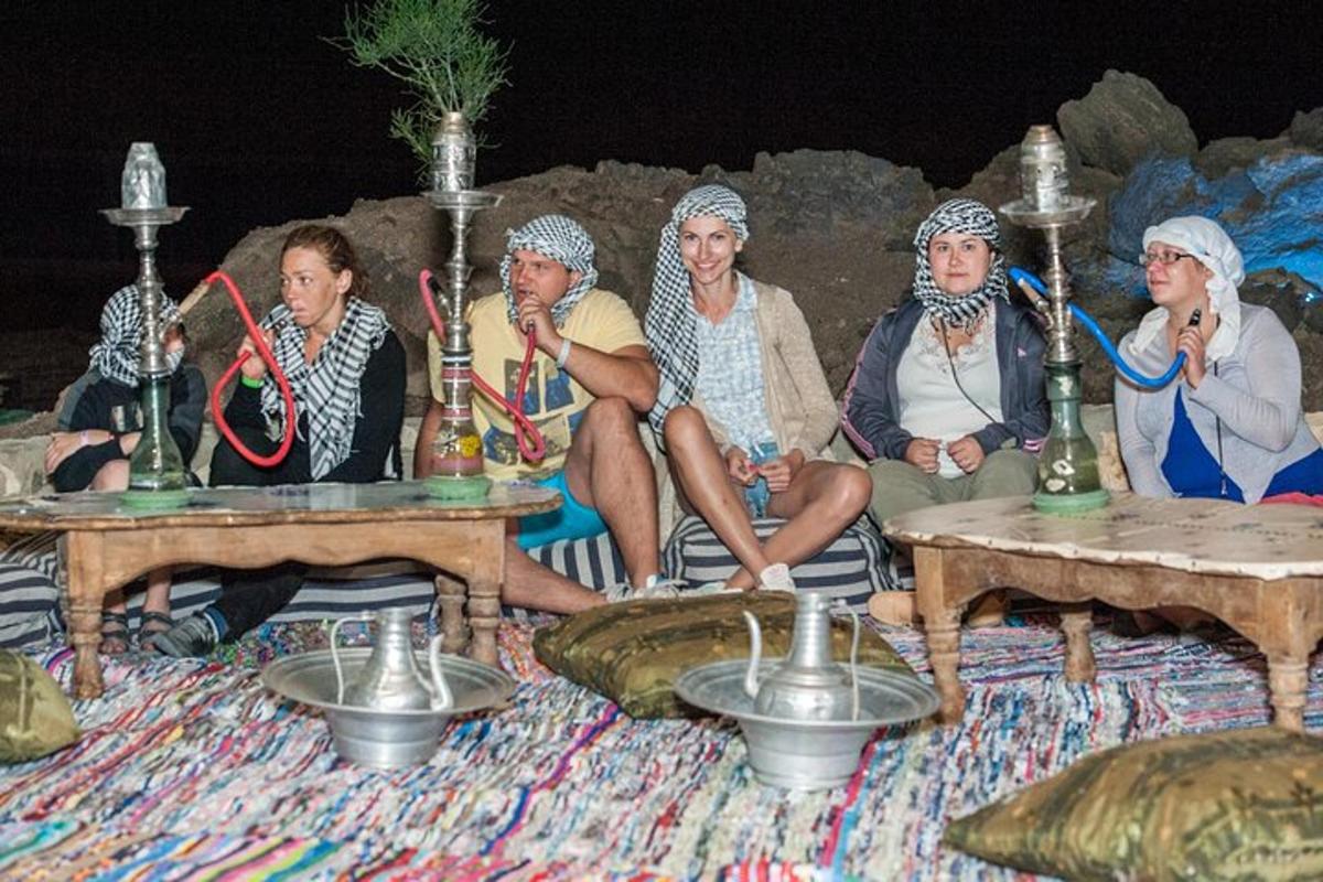 un grup de oameni așezați pe un covor
