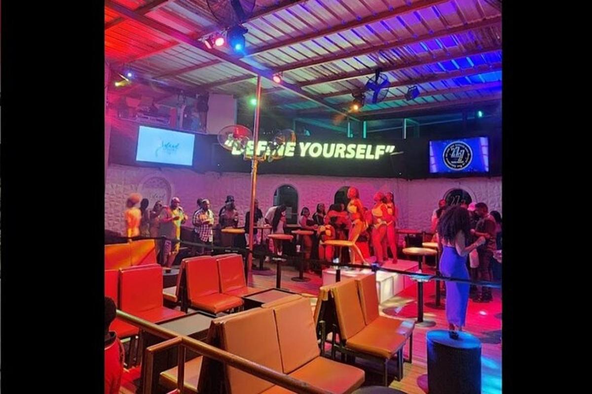 un gruppo di persone su un palco in una stanza