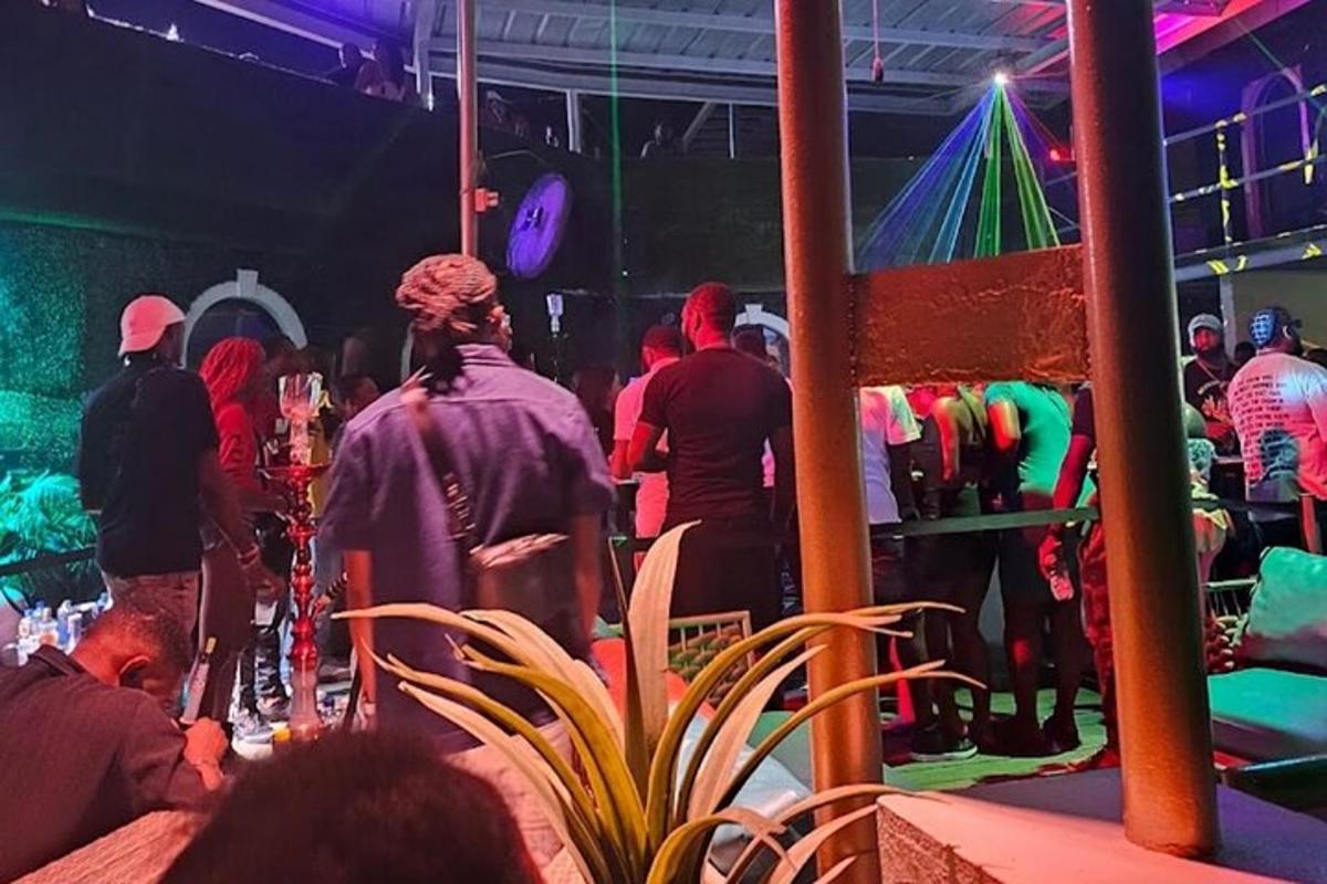 un gruppo di persone che camminano intorno a una folla di persone