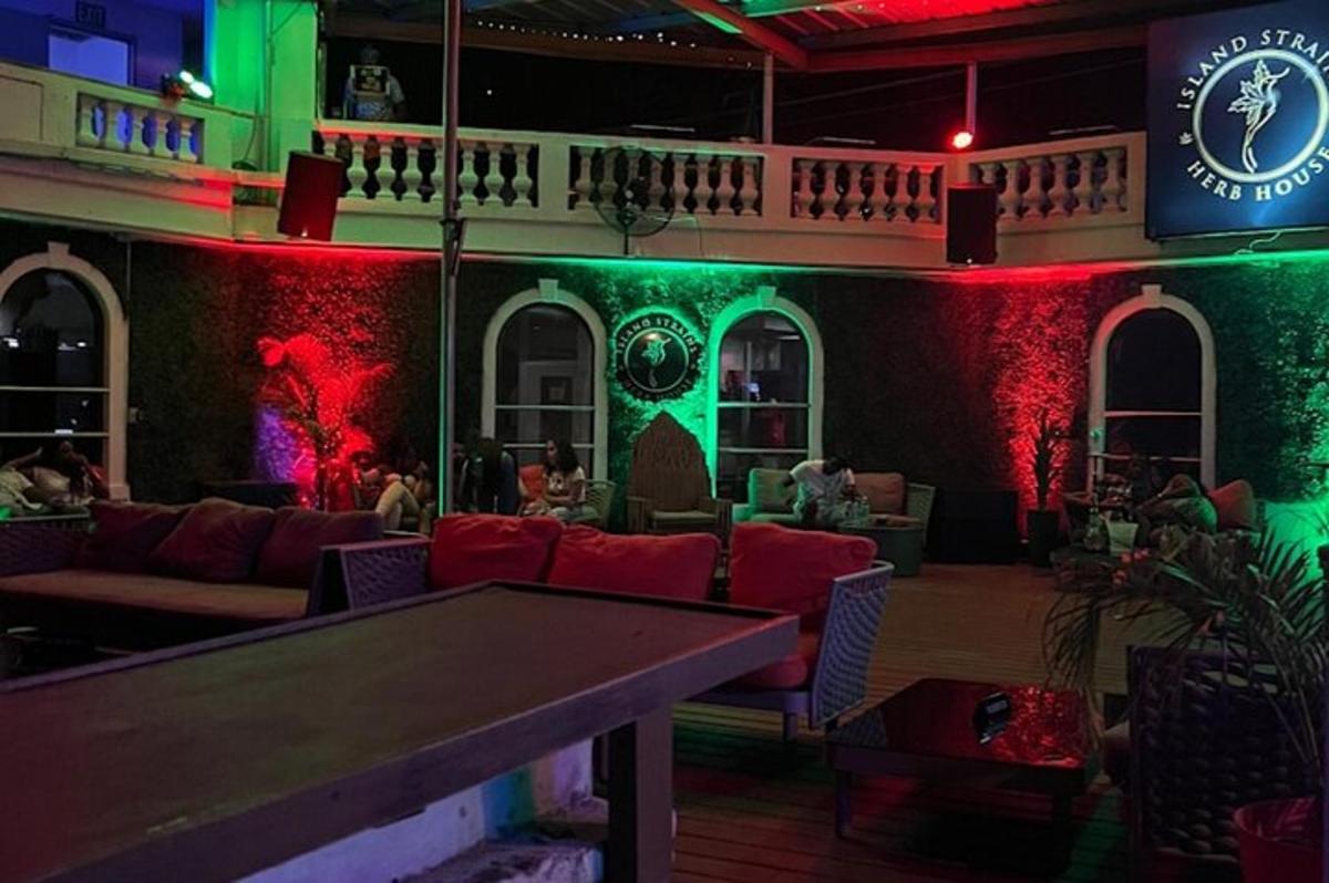 un bar con luci rosse e verdi in una stanza