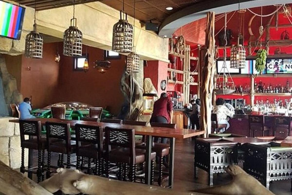 một quầy bar có bàn và ghế trong phòng