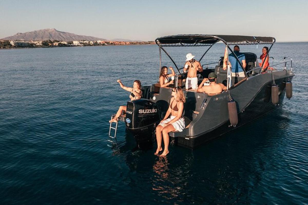 un gruppo di persone sedute su una barca in acqua