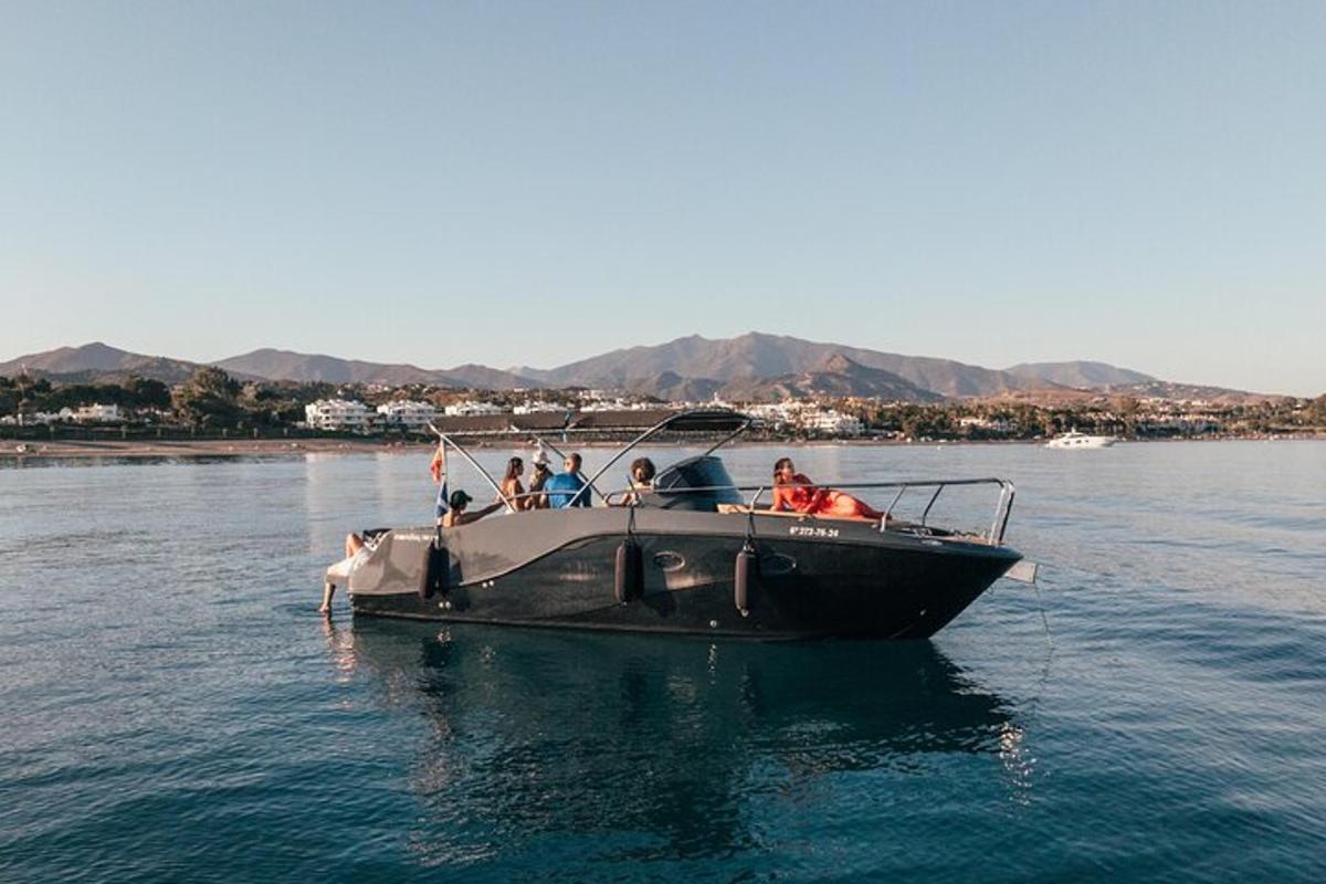 un gruppo di persone su una barca in acqua
