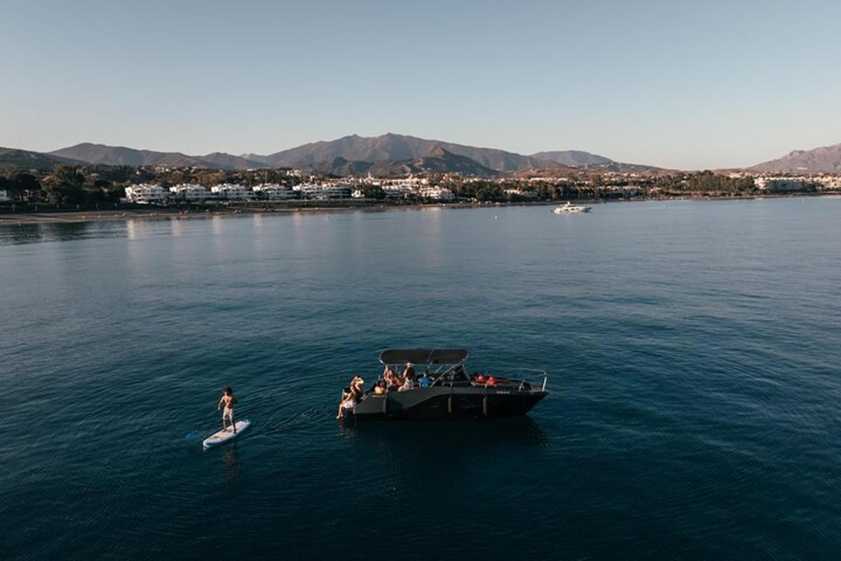 un gruppo di persone su una barca in acqua