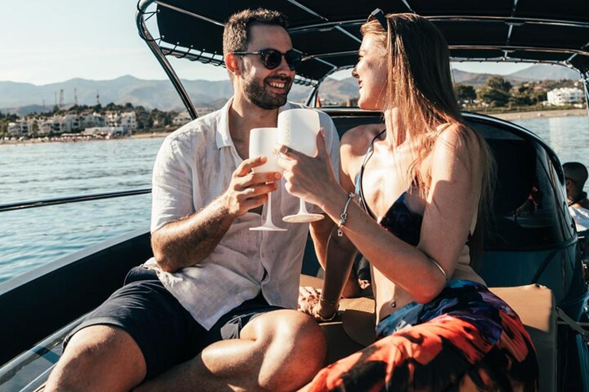 un uomo e una donna seduti su una barca