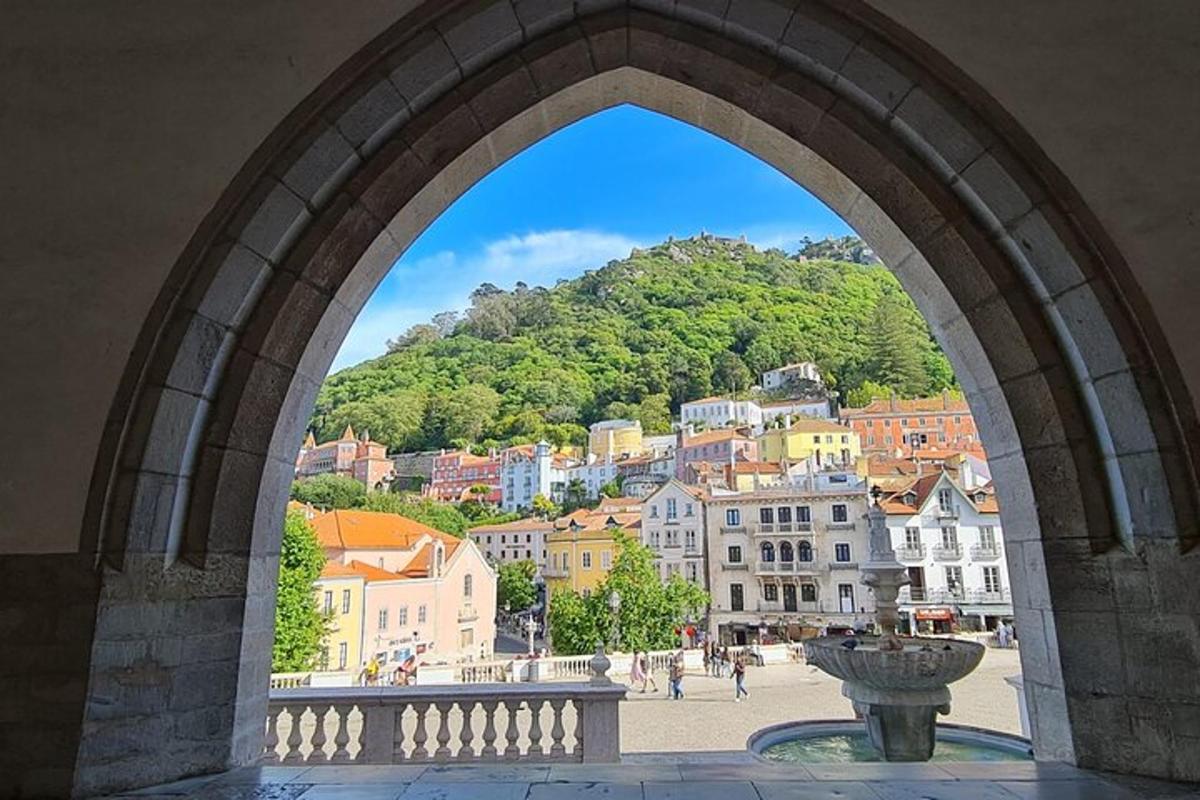 uma vista de uma cidade a partir de um arco