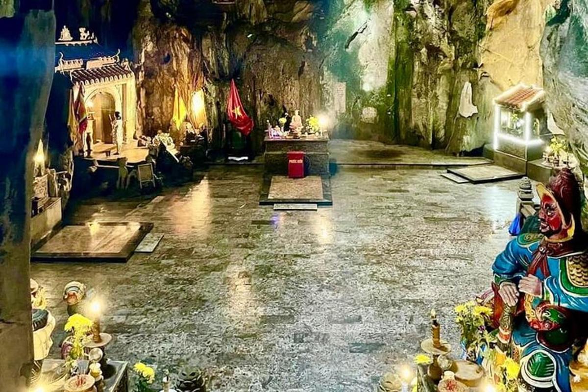 ένα δωμάτιο με πέτρινο δάπεδο σε μια σπηλιά