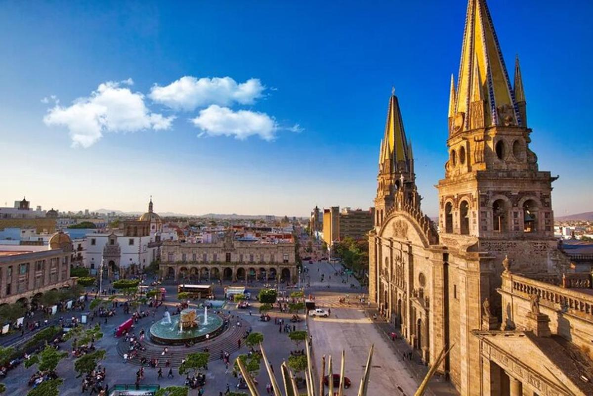 una vista aerea di una città con una cattedrale