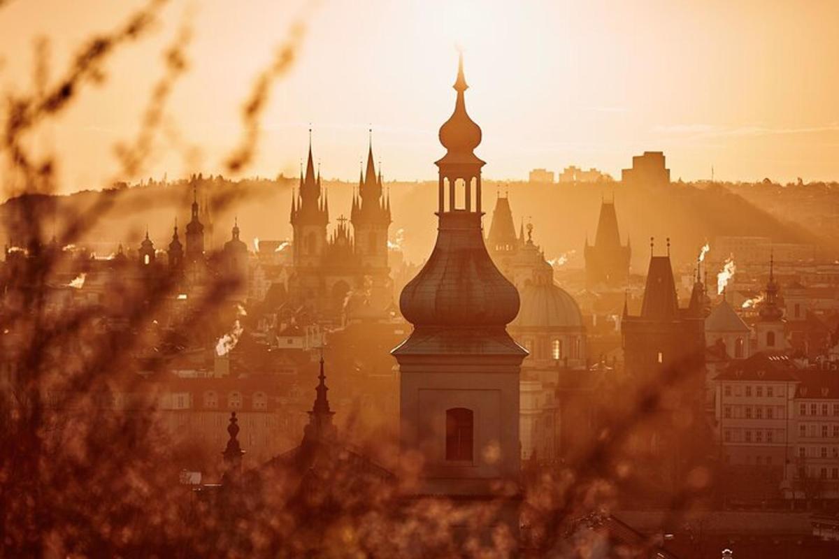 una vista di una città al tramonto con una torre dell'orologio