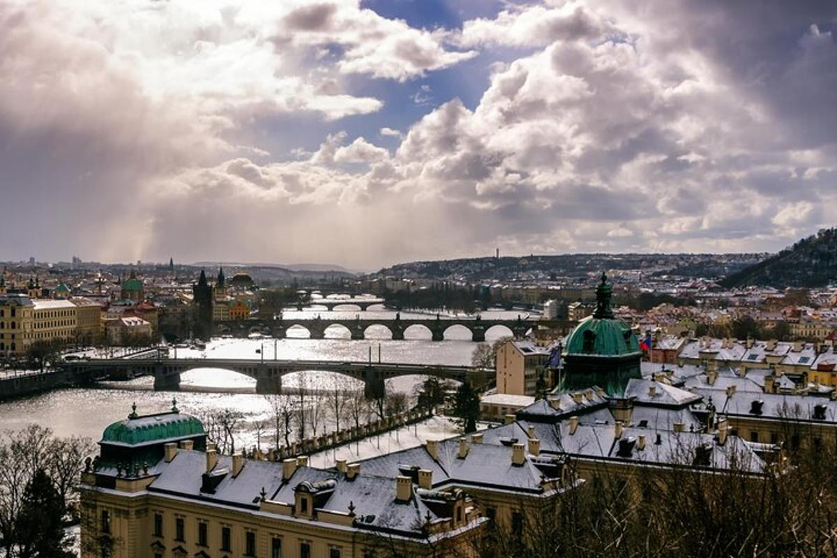 una città con i tetti coperti di neve e un ponte