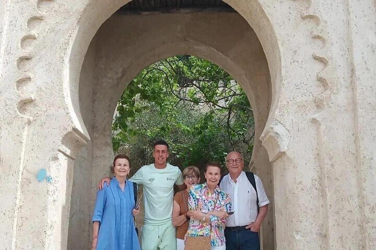 hópur fólks sem stendur í bogagangi