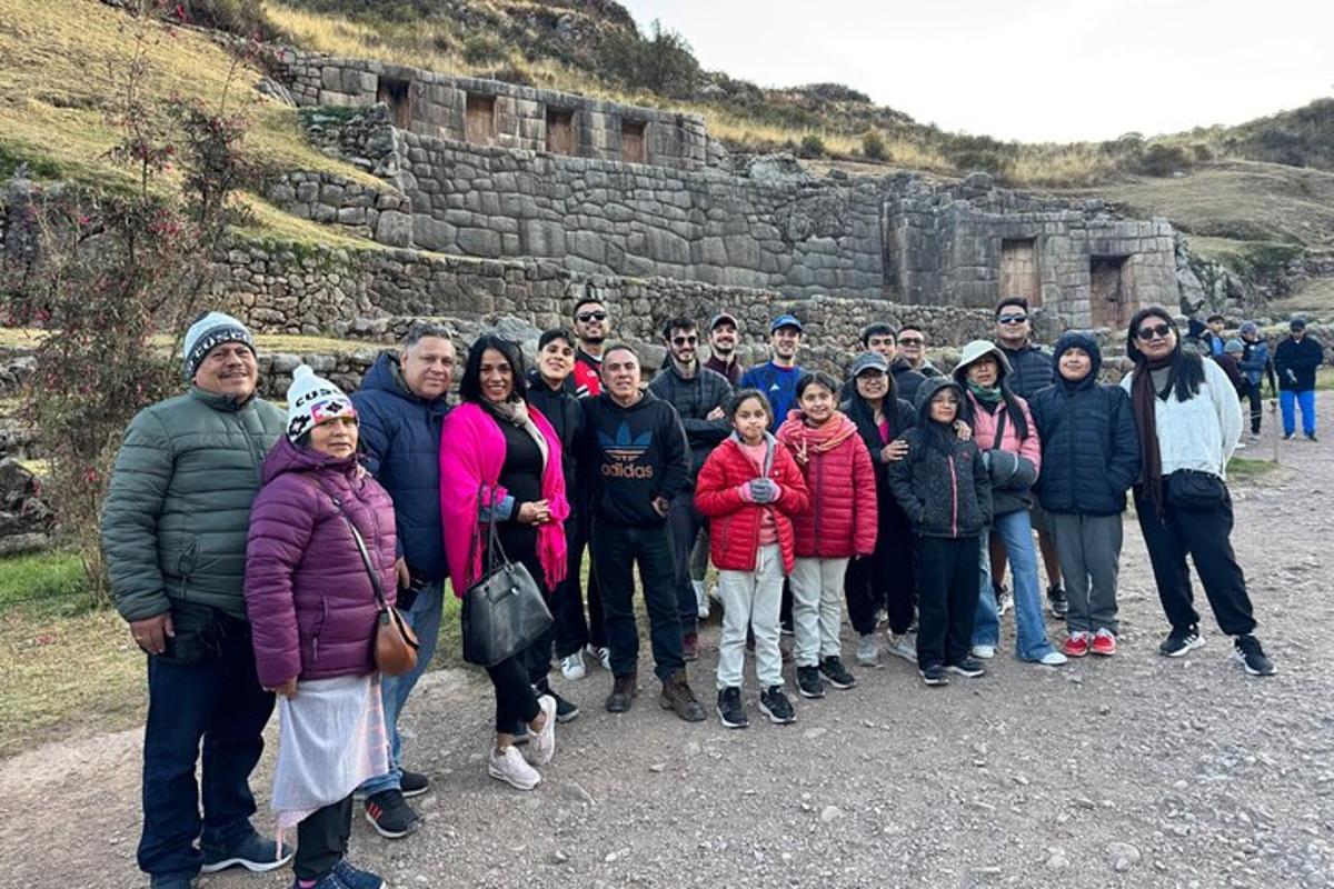 مجموعة من الأشخاص يلتقطون صورة على جبل