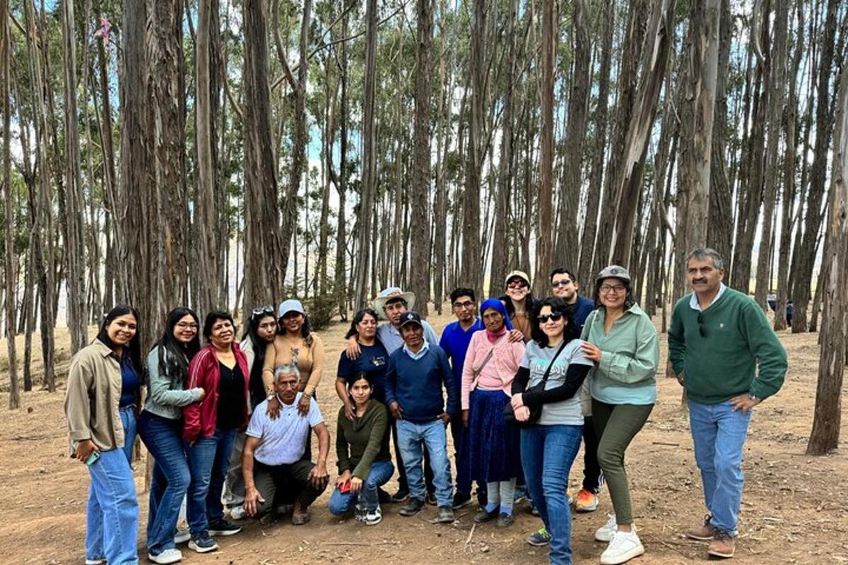 um grupo de pessoas posando para uma foto em uma floresta