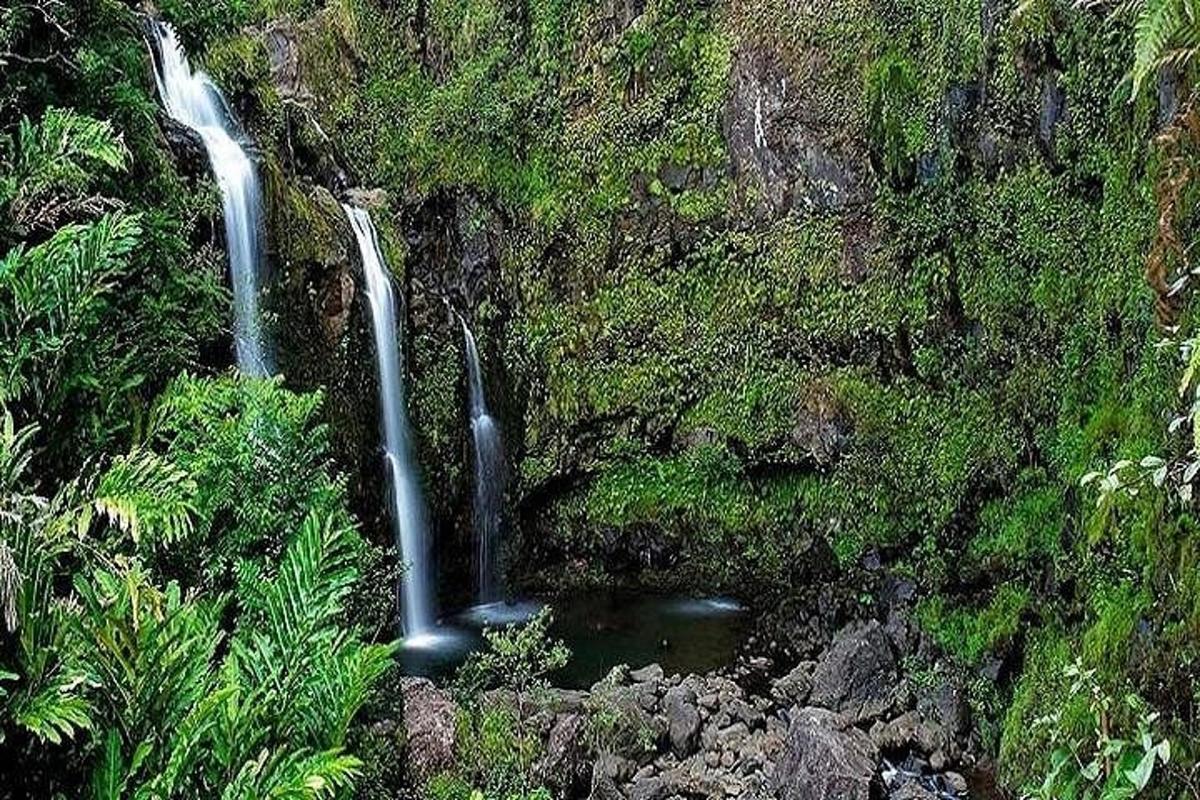 dua air terjun di sisi gunung