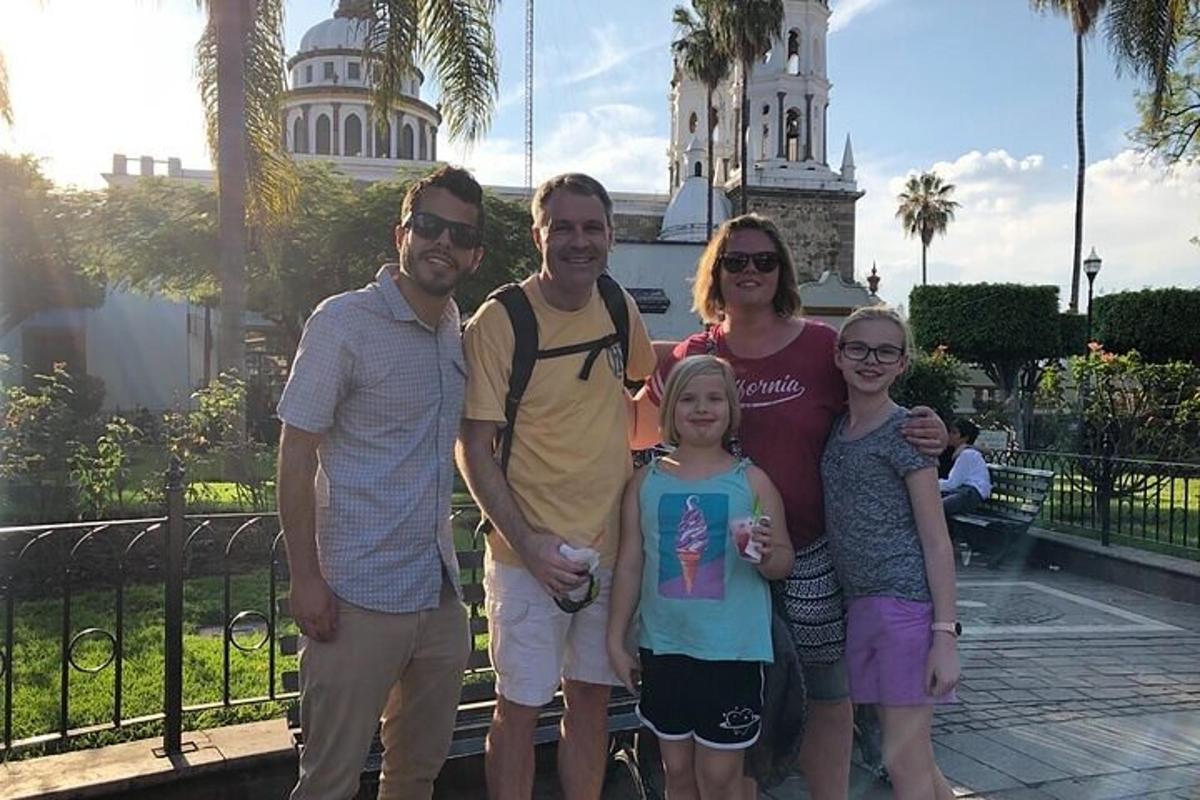 una famiglia in posa per una foto davanti a un edificio