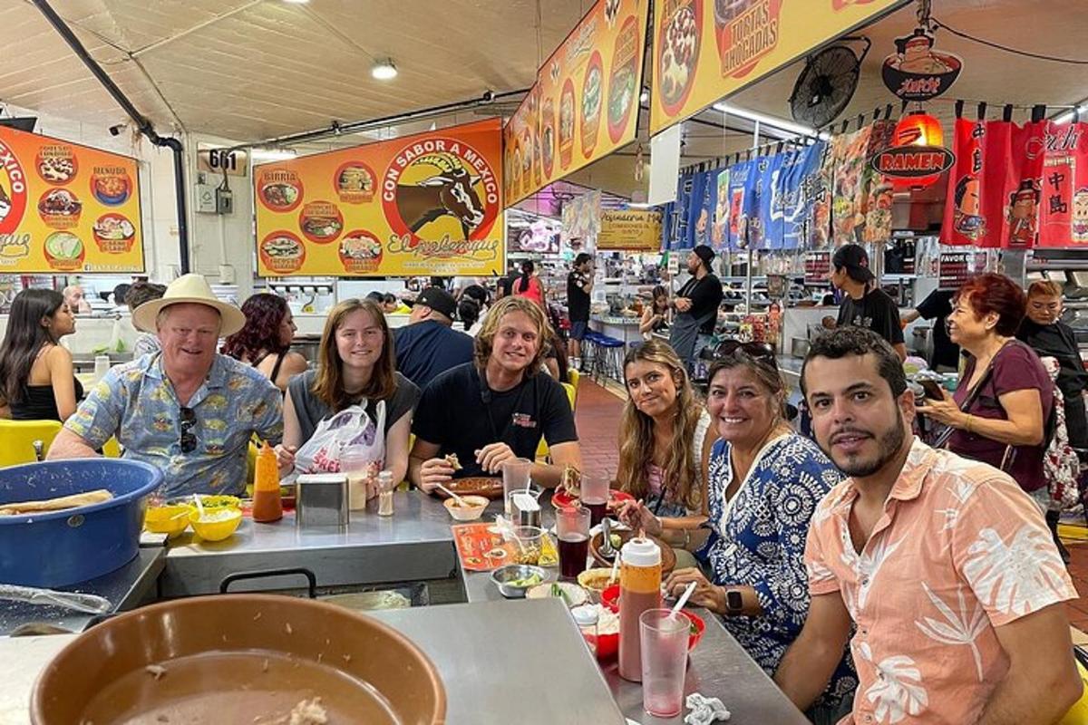 un gruppo di persone sedute a un tavolo in un ristorante