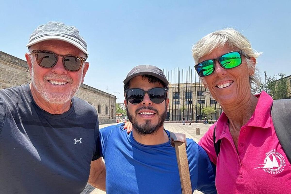 due uomini e una donna posano per una foto