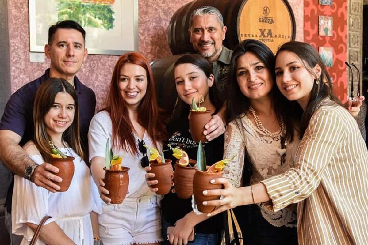 un gruppo di persone posa per una foto