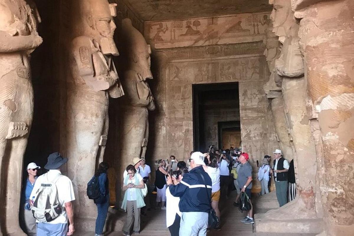 μια ομάδα ανθρώπων που στέκονται σε ένα κτίριο με αγάλματα