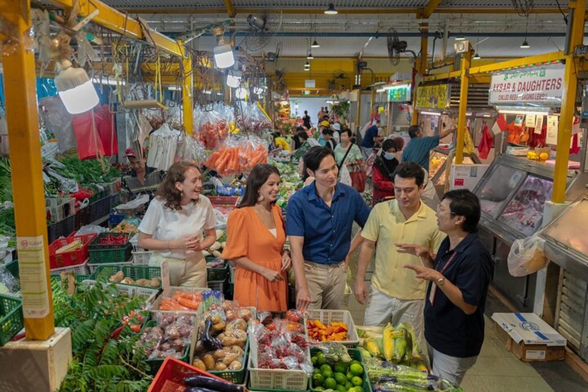 Un grupo de personas de pie en un mercado