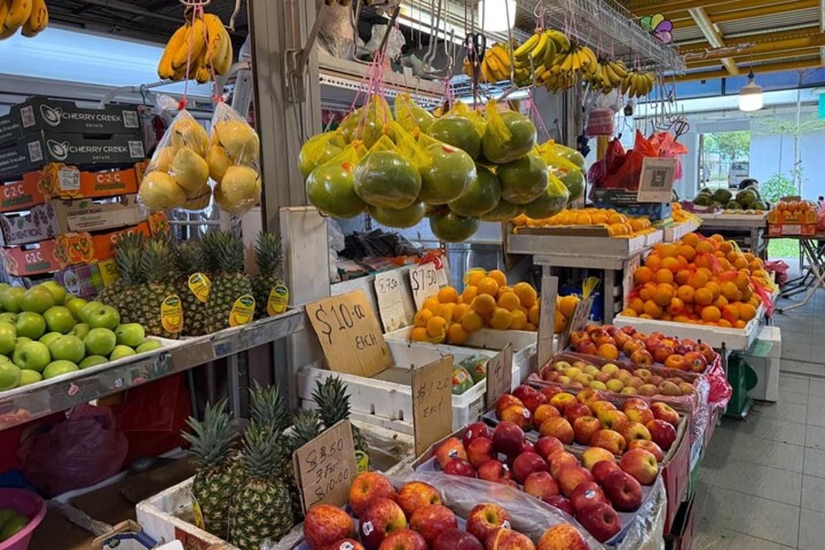 Un mercado con un montón de frutas y verduras.