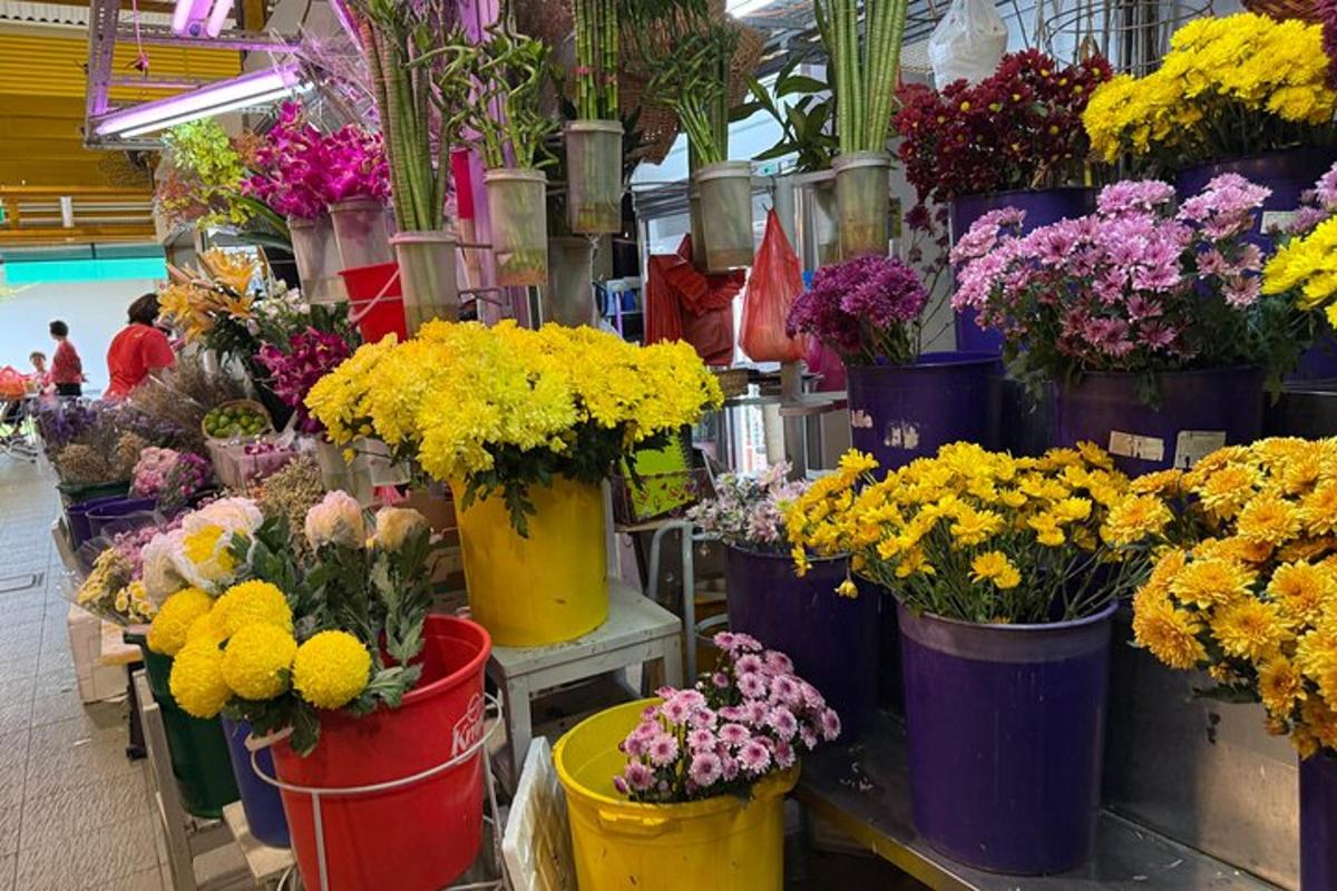 Un ramo de flores en cubos en una tienda.