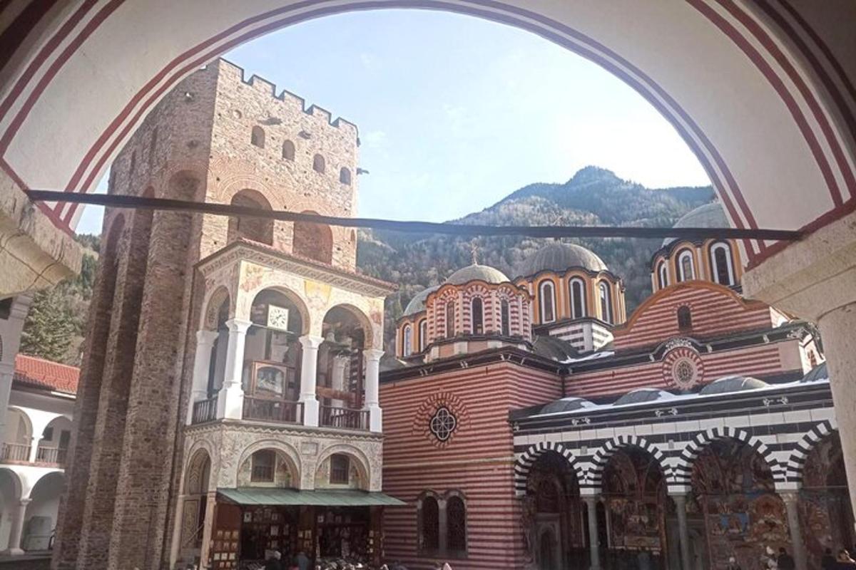 una vista di un edificio con una grande torre