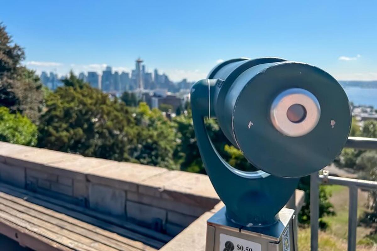 một camera an ninh đặt trên nóc tòa nhà