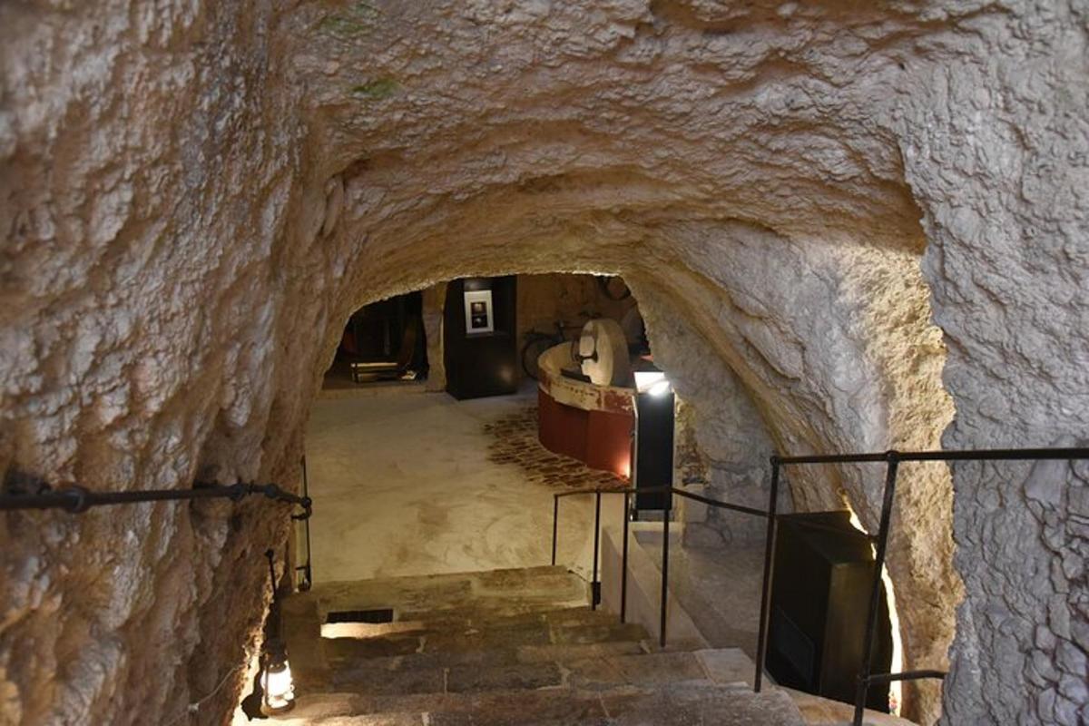 koobas asuv treppidega kivitunnel