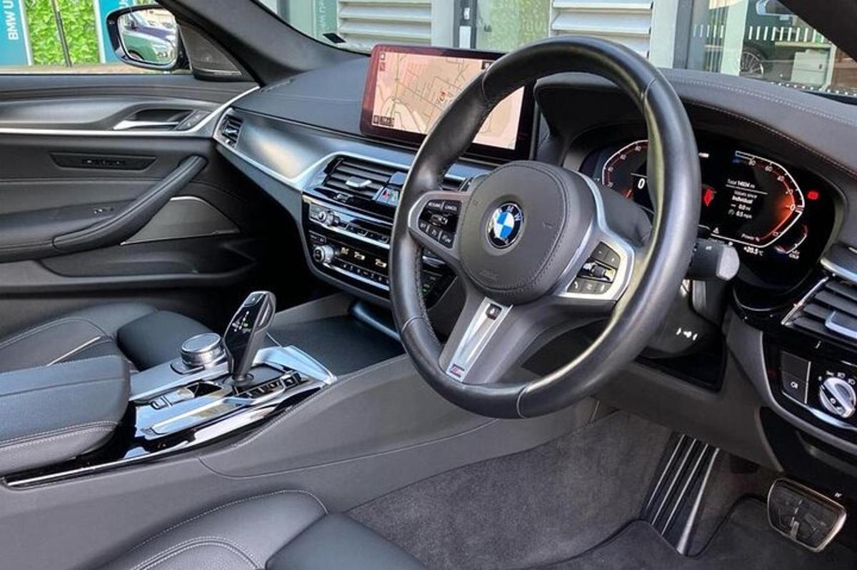 un volante de un coche BMW