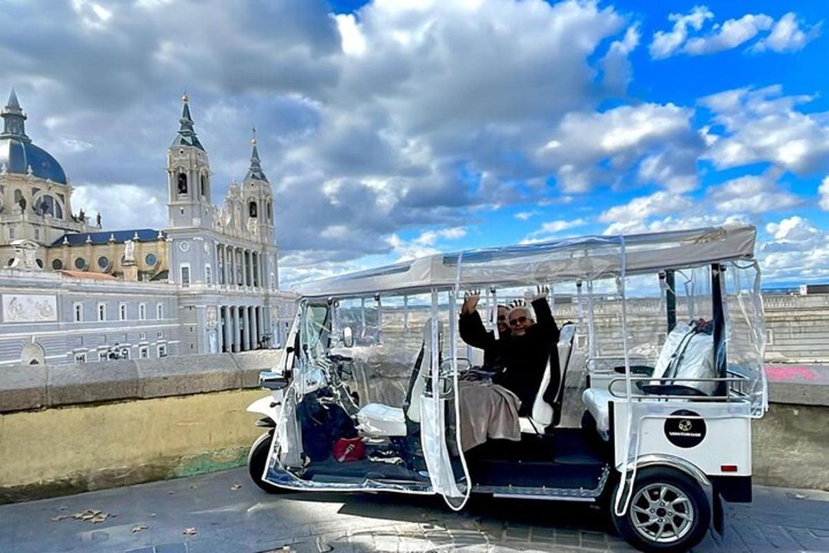 eine Person in einem Golfwagen auf einer Brücke
