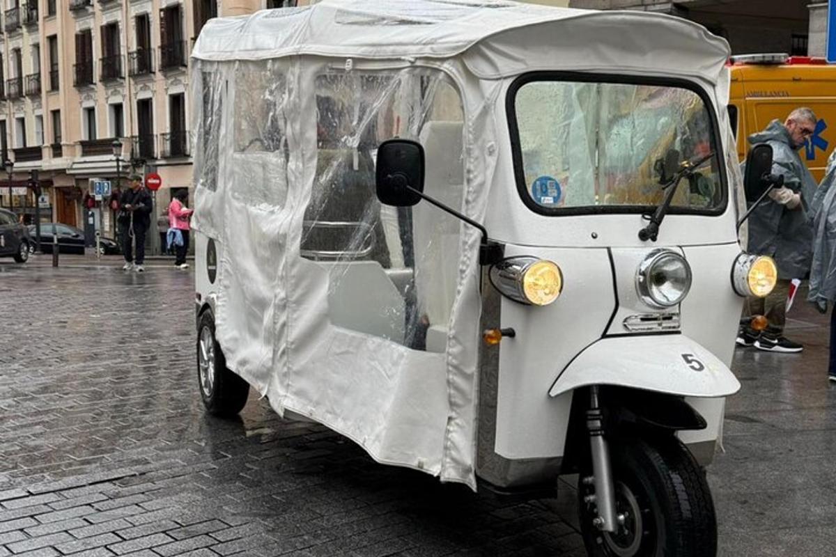 ein kleines weißes Auto mit einer Abdeckung darauf