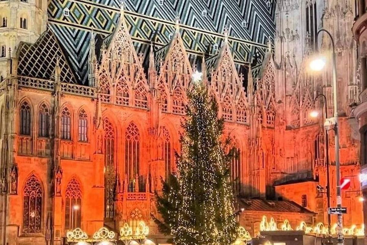 pokok krismas di hadapan sebuah katedral yang besar