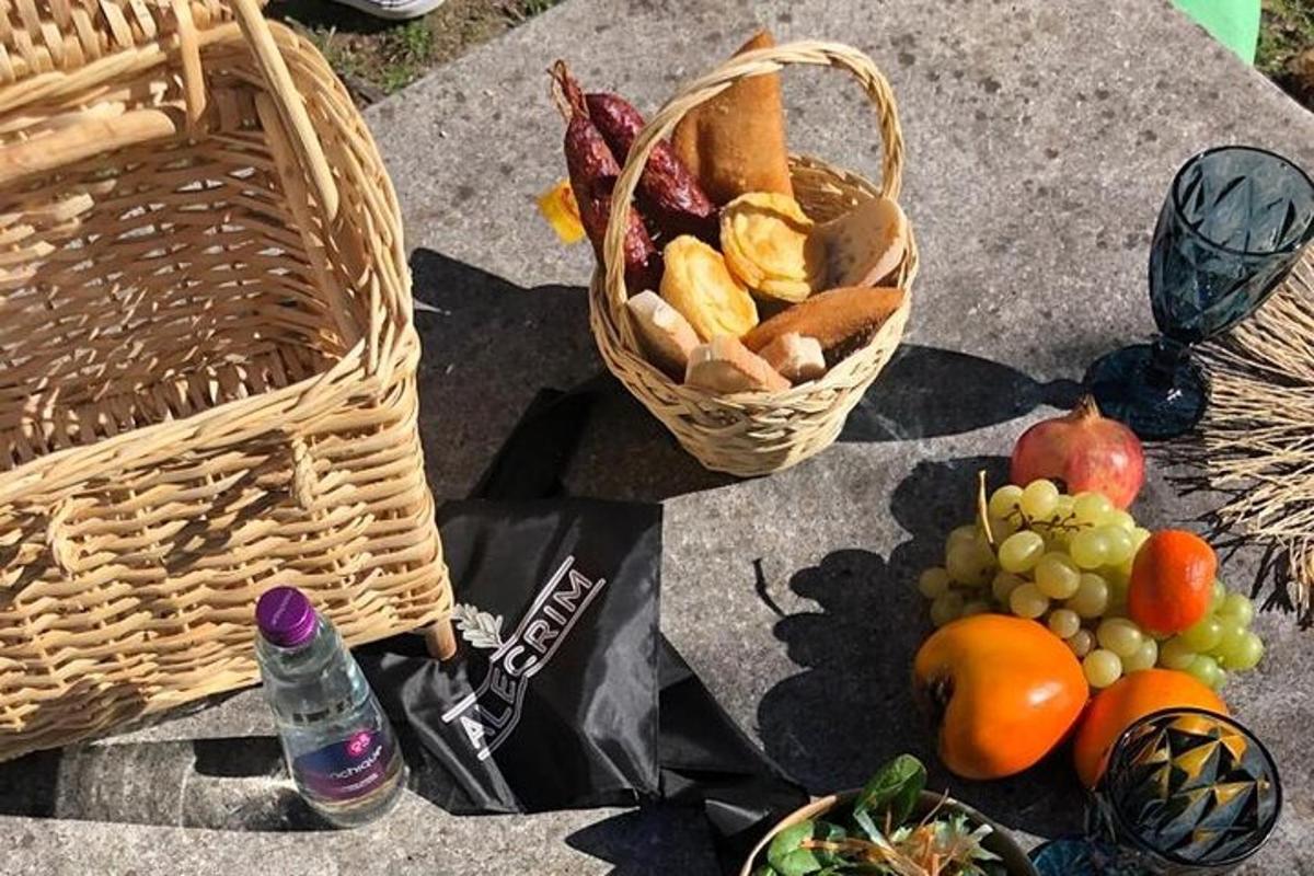 zwei Körbe mit Obst und Gemüse auf einem Tisch