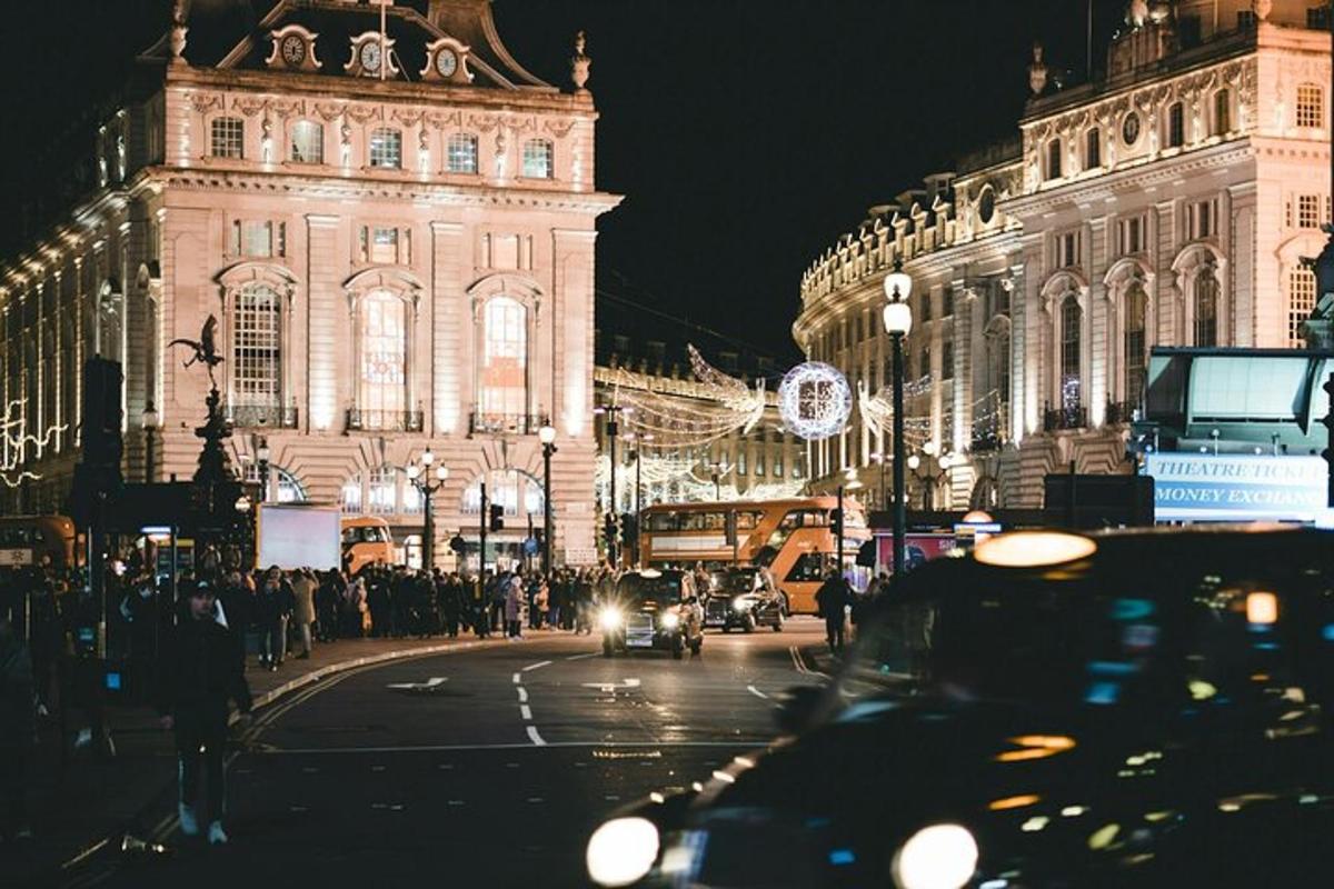un carrer concorregut davant d'un gran edifici a la nit