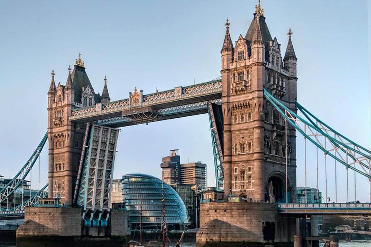 egy londoni híd, a háttérben egy várossal