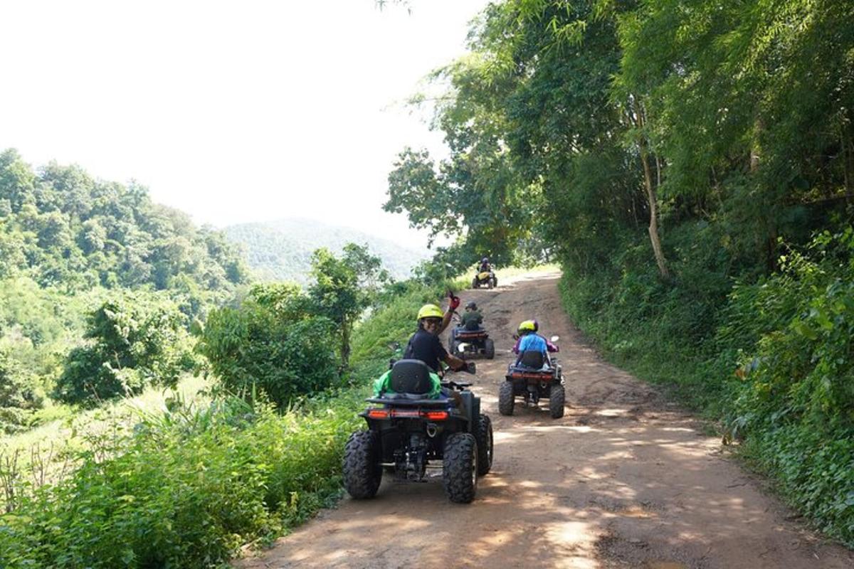 um grupo de pessoas andando de motocicleta em uma estrada de terra