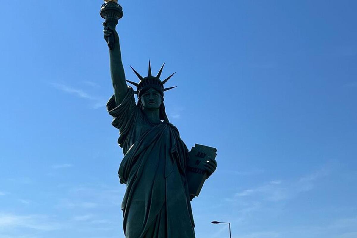 gambar patung liberty dengan latar langit biru