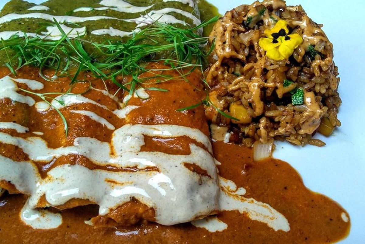 ein Teller mit Essen mit einem Stück Fleisch mit Soße