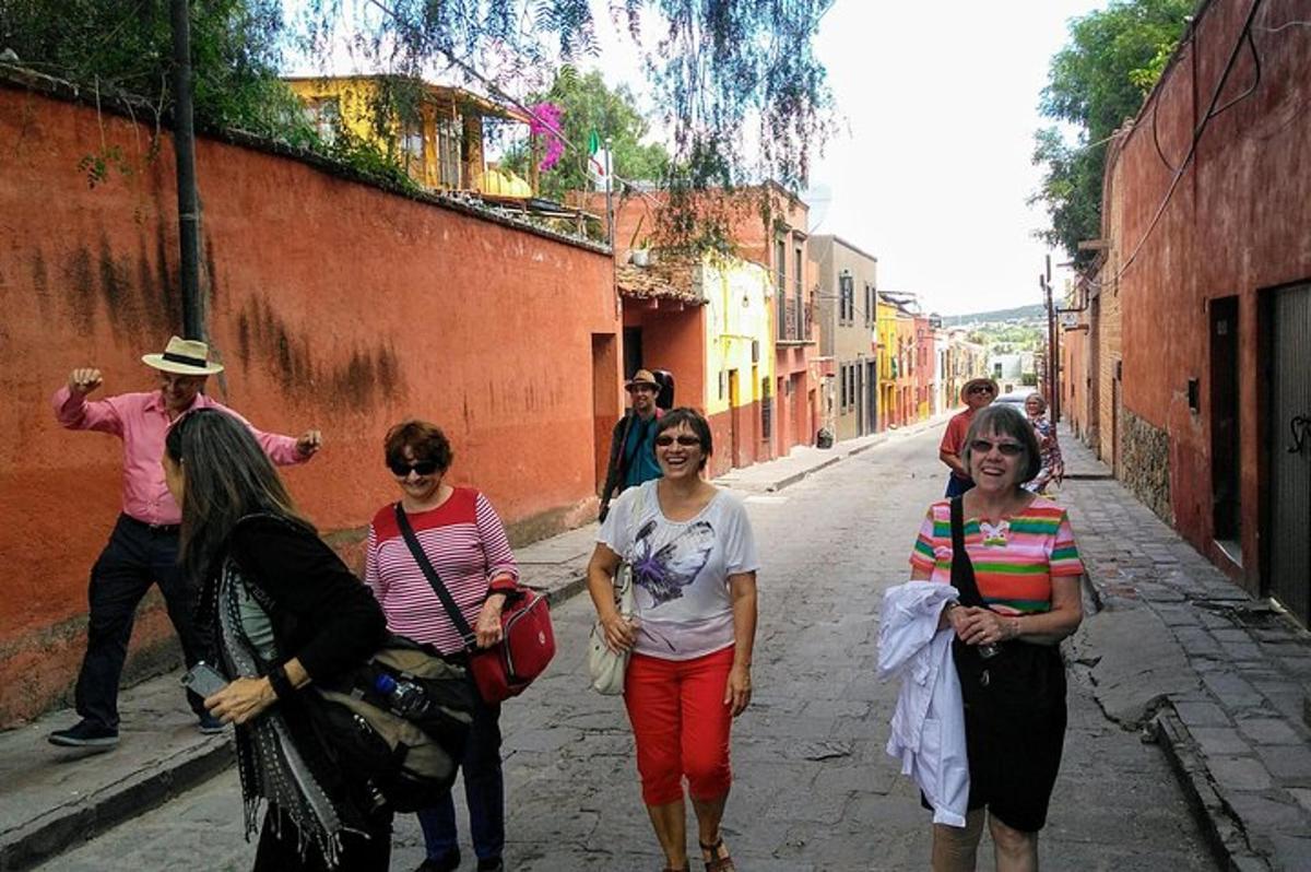 eine Gruppe von Frauen, die eine Straße entlang gehen