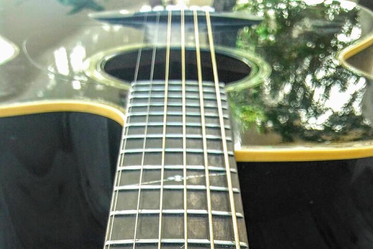 eine Nahaufnahme einer Akustikgitarre