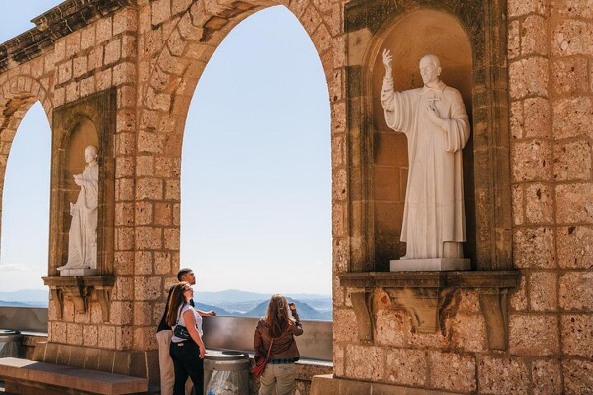 um grupo de pessoas em pé em frente a uma estátua