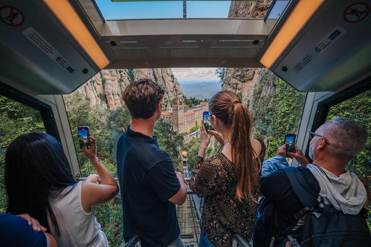 Μια ομάδα ανθρώπων βγάζει φωτογραφίες από το Γκραν Κάνυον