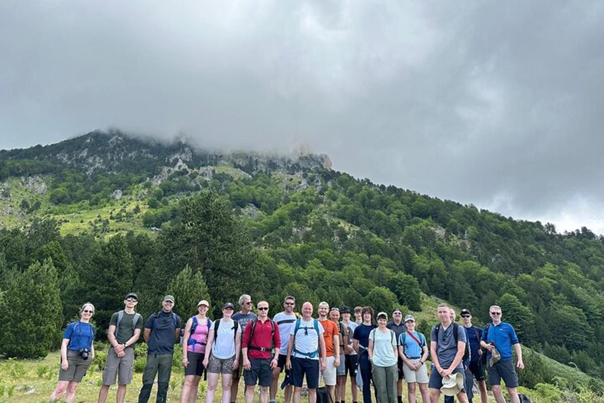 un grup de oameni care stau în fața unui munte
