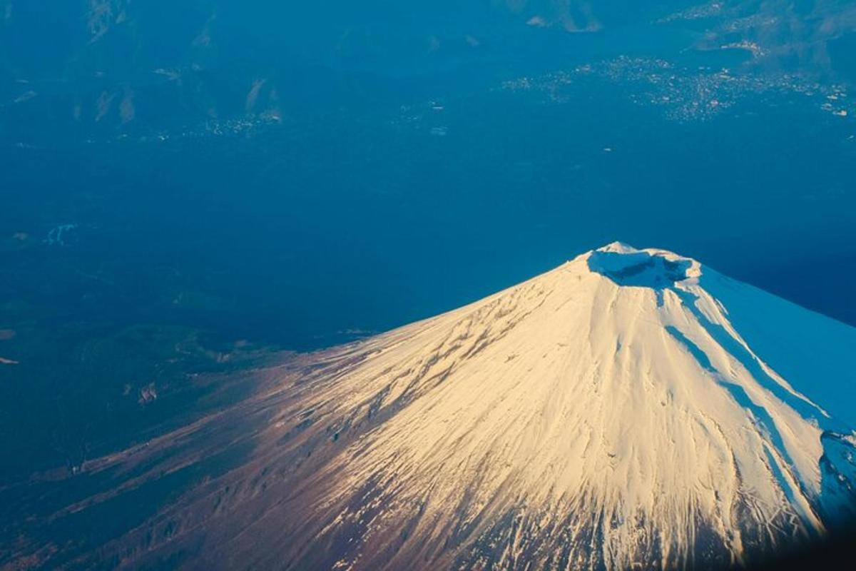 isang bundok na natatakpan ng niyebe na may asul na langit sa background
