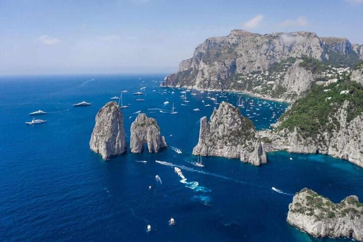 Una vista aérea de la costa de Amalfi con barcos.